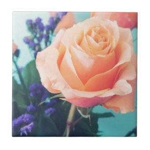 Rosa gelbe Rose mit Minzhintergrund Fliese