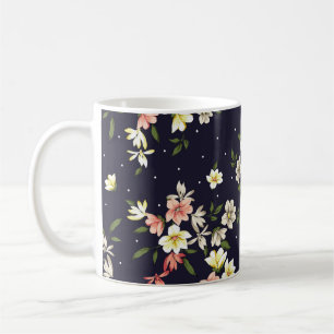 rosa gelbe und braune kleine Blumen mit grünen Blä Kaffeetasse