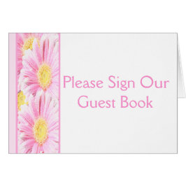 Rosa Gerbera Daisies auf der weißen Tischkarte