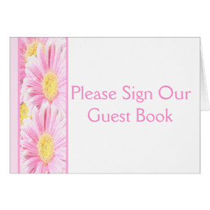 Rosa Gerbera Daisies auf der weißen Tischkarte