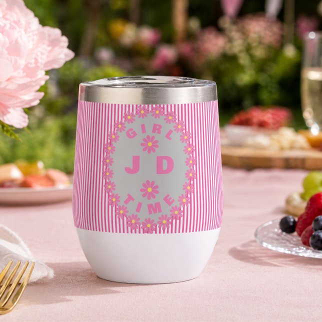 Rosa gestreift mit ovalem Gänseblümchenzentrum (Hot or cold, it’s always GIRL TIME Customize your initials and sip in style. The sweetness of Pink.)