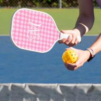 Rosa gewelltes Gingham-Mädchen-Lockschrift-Monogra Pickleball Schläger