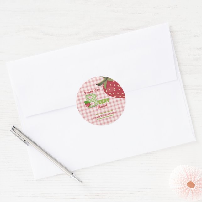 Rosa Gingham-Beere Süße Erdbeeren Geburtstag Runder Aufkleber (Umschlag)