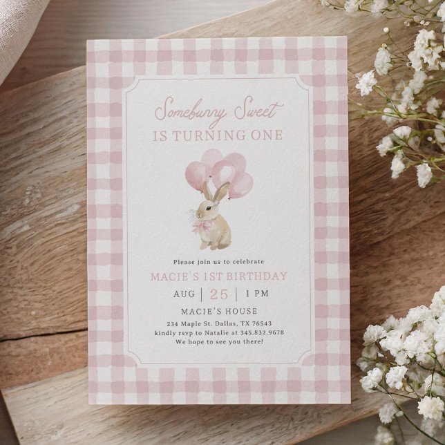 Rosa Gingham-Hase Erster Geburtstag Einladung (Von Creator hochgeladen)