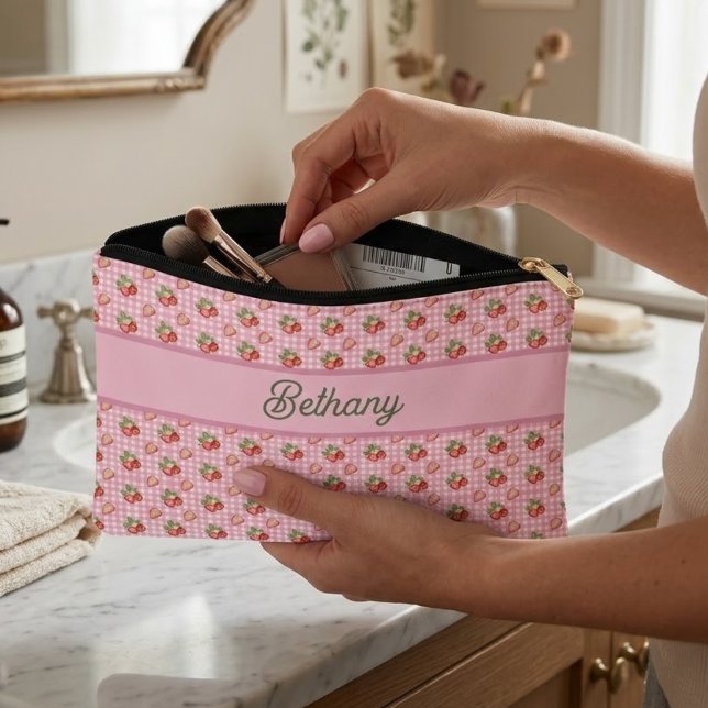 Rosa Gingham-Karo-Erdbeermuster Zubehörtasche (Von Creator hochgeladen)