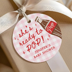Rosa Gingham Sie ist bereit zu platzen Baby Shower Geschenkanhänger