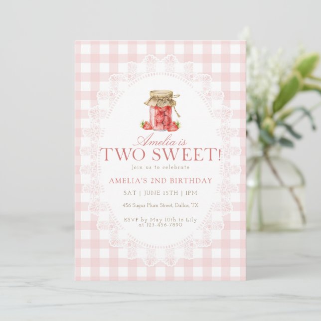 Rosa Gingham Two Sweet Strawberry Geburtstag Einladung (Stehend Vorderseite)
