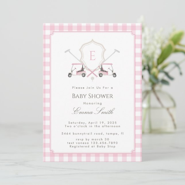 Rosa Gingham-Wappen-Monogramm-Golf-Baby-Party Einladung (Stehend Vorderseite)