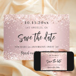 Rosa Glitzer Party Save The Date<br><div class="desc">Eine Save the Date Karte für eine Sweet 16,  16 (oder jedes Alter) Geburtstagsparty. Ein rot rosa metallischer Hintergrund mit goldenen Rose Imitaten Glitzer Staub. Personalisieren und fügen Sie Datum und Name/Alter hinzu. Der Text: Save the Date wird mit einem großen angesagten,  handgeschriebenen Stilskript mit Swashes geschrieben.</div>