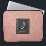 Rosa-Glitzer und Sparklogramm Laptopschutzhülle<br><div class="desc">Rosa Rose Gold Imitate Glitzer und sparkle Elegant Monogram Case. Dieser Fall kann so angepasst werden,  dass er Ihren Anfangs- und Vornamen enthält.</div>