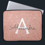 Rosa-Glitzer und Sparklogramm Laptopschutzhülle<br><div class="desc">Rosa Rose Gold Imitate Glitzer und sparkle Elegant Monogram Case. Dieser Fall kann so angepasst werden,  dass er Ihren Anfangs- und Vornamen enthält.</div>