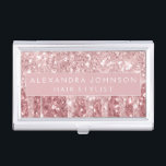 Rosa-Glitzer und Sparklogramm Visitenkarten Dose<br><div class="desc">Rosa Rose Gold Imitate Dripping Glitzer und Sparkle Elegant Girly Business Card Holder. Dieser Visitenkartenhalter kann so angepasst werden,  dass er Ihren Vor- und Nachnamen einbezieht.</div>