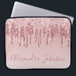 Rosa-Gold-Glitter-Monogramm Laptopschutzhülle<br><div class="desc">Blush Pink - Rose Gold Imitat Dripping Glitzer und sparkle elegante Monogram Girly Niedlich Laptop Computer Case oder Sleeve. Dieser Fall kann so angepasst werden,  dass er den Namen Ihres Signaturskripts enthält.</div>