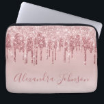 Rosa-Gold-Glitter-Monogramm Laptopschutzhülle<br><div class="desc">Blush Pink - Rose Gold Imitat Dripping Glitzer und sparkle elegante Monogram Girly Niedlich Laptop Computer Case oder Sleeve. Dieser Fall kann so angepasst werden,  dass er den Namen Ihres Signaturskripts enthält.</div>