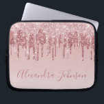 Rosa-Gold-Glitter-Monogramm Laptopschutzhülle<br><div class="desc">Blush Pink - Rose Gold Imitat Dripping Glitzer und sparkle elegante Monogram Girly Niedlich Laptop Computer Case oder Sleeve. Dieser Fall kann so angepasst werden,  dass er den Namen Ihres Signaturskripts enthält.</div>