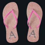 Rosa-Gold-Glitzer und Sparklogramm Flip Flops<br><div class="desc">Rosa Rose Gold und Holzkohle Grau (grau) Imitat Glitzer und Sparkle Girly Beach Hochzeitskippen Flops. Diese Girly Pink Rose Gold Flip Flops können auf Ihren Vor- und Erstnamen angepasst werden und sind ein perfektes Brautparty,  Junggeselinnen-Abschied oder Geburtstagsparty am Strand.</div>