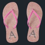 Rosa-Gold-Glitzer und Sparklogramm Flip Flops<br><div class="desc">Rosa Rose Gold und Holzkohle Grau (grau) Imitat Glitzer und Sparkle Girly Beach Hochzeitskippen Flops. Diese Girly Pink Rose Gold Flip Flops können auf Ihren Vor- und Erstnamen angepasst werden und sind ein perfektes Brautparty,  Junggeselinnen-Abschied oder Geburtstagsparty am Strand.</div>