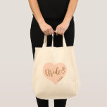 Rosa goldenes Herz und Drehbuch personalisierte Br Tragetasche<br><div class="desc">Niedliche Personalisierte Bride Tote-Tasche für Braut zu sein,  mit farbeditierbaren rosa Herzform,  goldmodernen Drehbuch und individuelle Name,  großartige Brautparty Geschenke,  um alle wesentlichen für den Hochzeitstag zu speichern.</div>