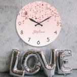 Rosa Goldsterne glänzen Monogramm Große Wanduhr<br><div class="desc">Eine elegante,  mädchenhafte,  verglaste Telefonzelle. Imitate Rose Gold,  Kupfer glänzend und glänzende Sterne. Leichte Rose Gold,  rosa Ober,  Farbverlauf Hintergrund. Geben Sie Ihren Namen ein,  der mit einem modernen handgeschriebenen Stilskript geschrieben wurde. Rose goldfarbene Buchstaben. Schwarze Zahlen. Für ein Mädchenzimmer oder ein Kinderzimmer geeignet.</div>