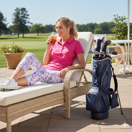 Rosa Golfzubehör-Icons auf weißer Golferin Capri Leggings