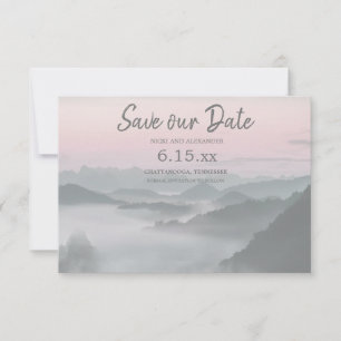 Rosa graue neblige Berge Retten Sie unser Hochzeit Save The Date
