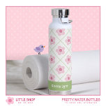 Rosa grüne Blume Personalisiert Trinkflasche<br><div class="desc">Bleibe mit dieser personalisierten Wasserflasche, die ein zartes Blumenmuster in sanften Rosa- und Grüntönen aufweist. Dieses einzigartige Design verbindet Einfachheit und Charme und ist somit ideal für eine personalisierte Touch Ihrer Hydratationsroutine. Passen Sie dieses Design an, indem Sie einen Namen hinzufügen, um ein einzigartiges Geschenk zu schaffen, das sowohl praktisch...</div>