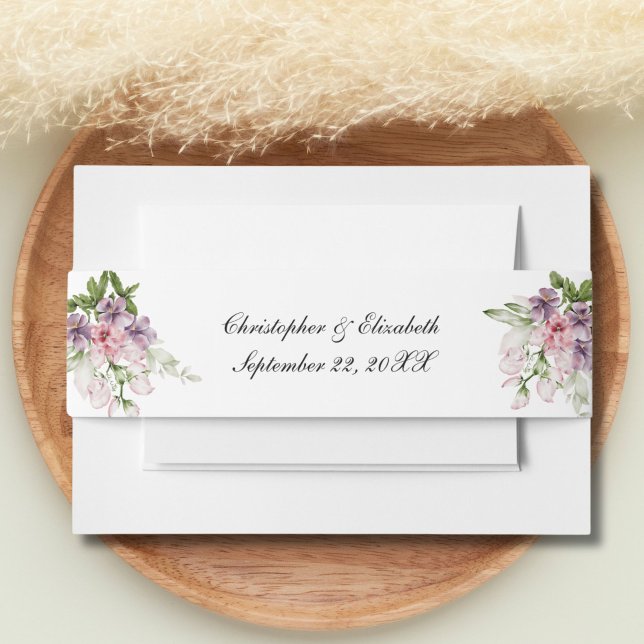 Rosa grüne blumengeschmückte klassische Hochzeit Einladungsbanderole (Pink Purple watercolor florals with greenery wedding belly band. Script writing names wedding date)