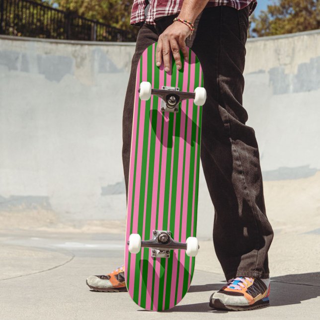 Rosa grüne stilvolle Streifenmuster-Design  Skateboard (Von Creator hochgeladen)