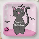 Rosa Halloween Black Cat Birthday Girl Pappteller<br><div class="desc">Unser bezauberndes Spooky der Schwarzen Katze mit rosa Akzenten,  einem rosa Kürbis und niedlichen Fledermäusen. Zu einem Geburtstag zu Halloween oder zu einer Babydusche umziehen. Original Kunst von Jess Illustration!</div>