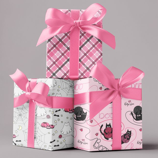 Rosa Halloween für Kinder Bootschiff Liebe Kätzche Geschenkpapier Set (Cute Spooky Kittens Playing with Pink Yarn that Spells "Boo", Kitten Ghosts, and Pink & Black Plaid.)