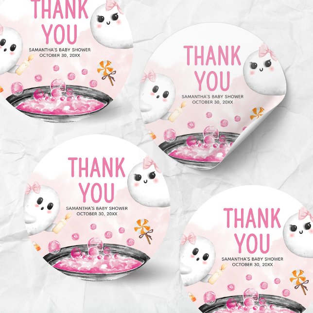 Rosa Halloween ist eine Girl Baby Dusche Runder Aufkleber (Oh Sheet It's a Ghoul Halloween Brewing Baby Shower Sticker )