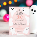 Rosa Halloween kleines Gespenst Kind 2. Geburtstag Einladung<br><div class="desc">Adorable niedlich ein kleines Boo wird 2! Halloween Illustrationen Baby Dusche Party,  perfekte Halloween Kind Geburtstagsparty,  mit niedlichen Illustrationen mit Geistern und boo bemalten Aquarell in pastellrot. Sie können alle Farben der Abbildung und des Textes ändern.</div>