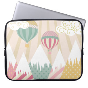 Rosa Heißluftballon und Bergwelt Laptopschutzhülle