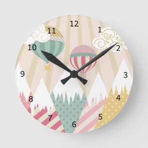Rosa Heißluftballon und Bergwelt Runde Wanduhr