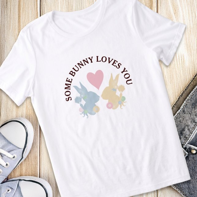 Rosa Herz und farbenfrohe Pastellbäder Bunny Tri-Blend Shirt (Von Creator hochgeladen)