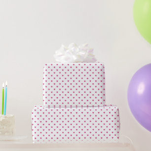 Rosa Herzen auf weißem Geschenkpapier