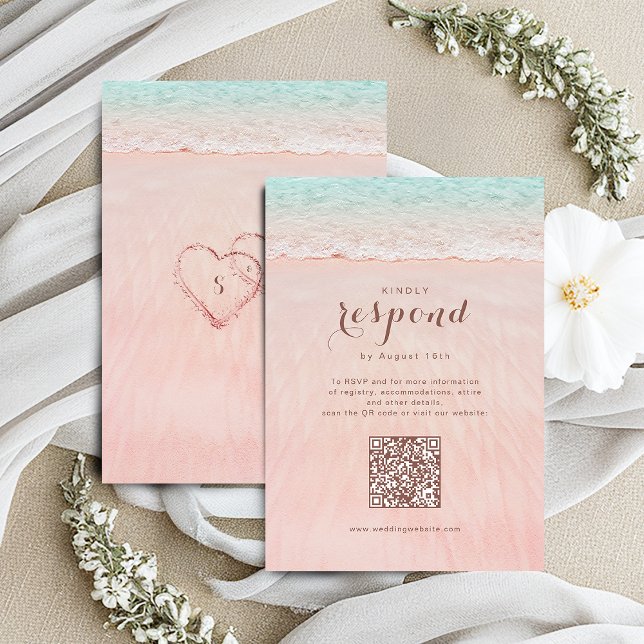 Rosa Herzen im Sandstrand Hochzeit QR-Code RSVP Karte (Pink hearts in the sand beach wedding QR code RSVP Card)