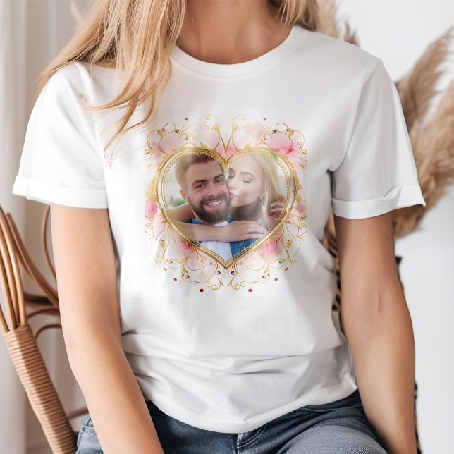 Rosa Herzform Foto Rahmen Valentinstag T-Shirt (A young blond woman wearing a Pink Heart Shape Photo Frame Valentine's Day T-Shirt.)