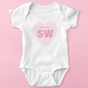 rosa Herzmonogramm Neugeborenes Weißes Outfit kund Baby Strampler