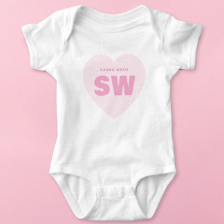 rosa Herzmonogramm Neugeborenes Weißes Outfit kund Baby Strampler