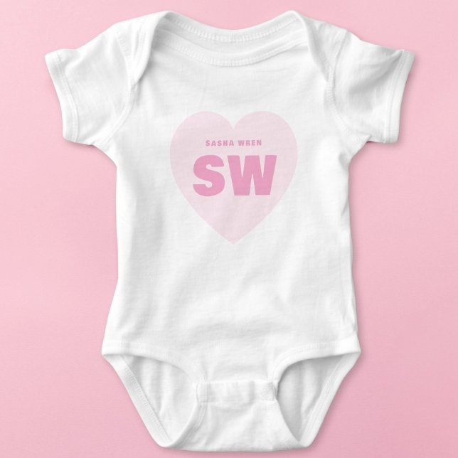 rosa Herzmonogramm Neugeborenes Weißes Outfit kund Baby Strampler (Von Creator hochgeladen)