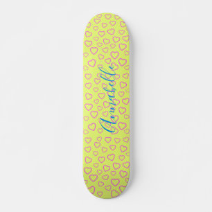 Rosa Herzmuster auf gelbem Hintergrund Skateboard