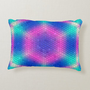 Rosa Hexagon Mosaik auf blauem Gradient Dekokissen