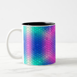 Rosa Hexagon Mosaik auf blauem Gradient Zweifarbige Tasse