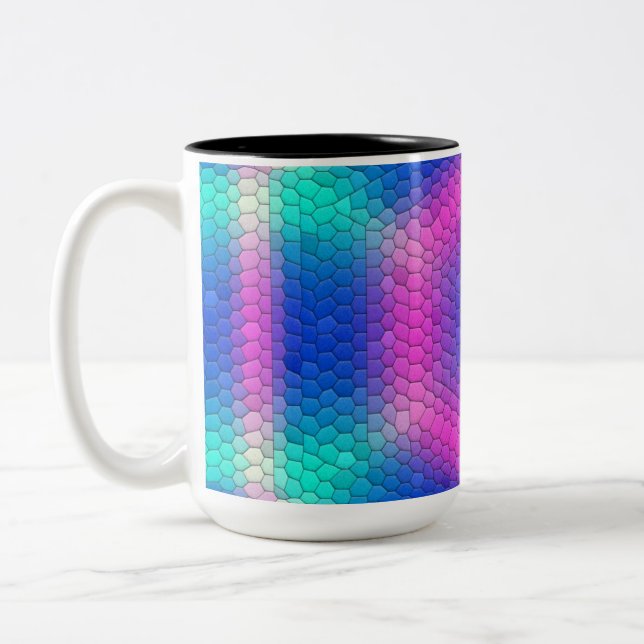 Rosa Hexagon Mosaik auf blauem Gradient Zweifarbige Tasse (Links)