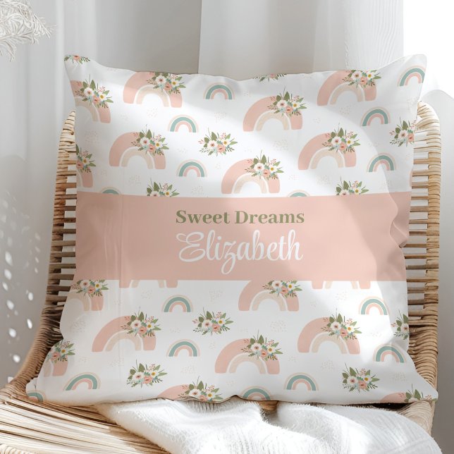 Rosa Individuelle Name Kissen (Pink Floral Rainbow Custom Name Pillow on a sunny rattan armchair.)