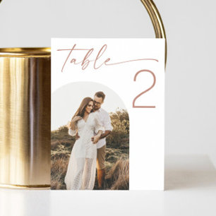 Rosa Kalligrafie-Hochzeit   Minimalistische Bogen- Tischnummer