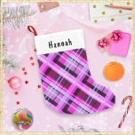 Rosa Kariert Winter Gemustert Chic Personalisierte Kleiner Weihnachtsstrumpf<br><div class="desc">Ein heller und festlicher Weihnachtsfest in einem ansprechenden, rosa karierten Design. Personalisieren Sie den Strumpf mit dem Namen des Empfängers, der oben in schwarzer Schrift auf der weißen Leiste erscheint. Der Strumpf verbindet rustikale Tradition mit modernem Stil und ist ideal für den Weihnachtsmann, um mit den passenden Überraschungen zu füllen,...</div>