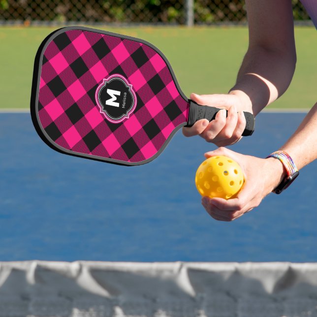 Rosa Karierte Monogrammbezeichnung Pickleball Schläger (InSitu)