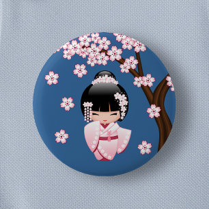 Rosa Kimono Kawaii Kokeshi-Puppe auf Blau Button